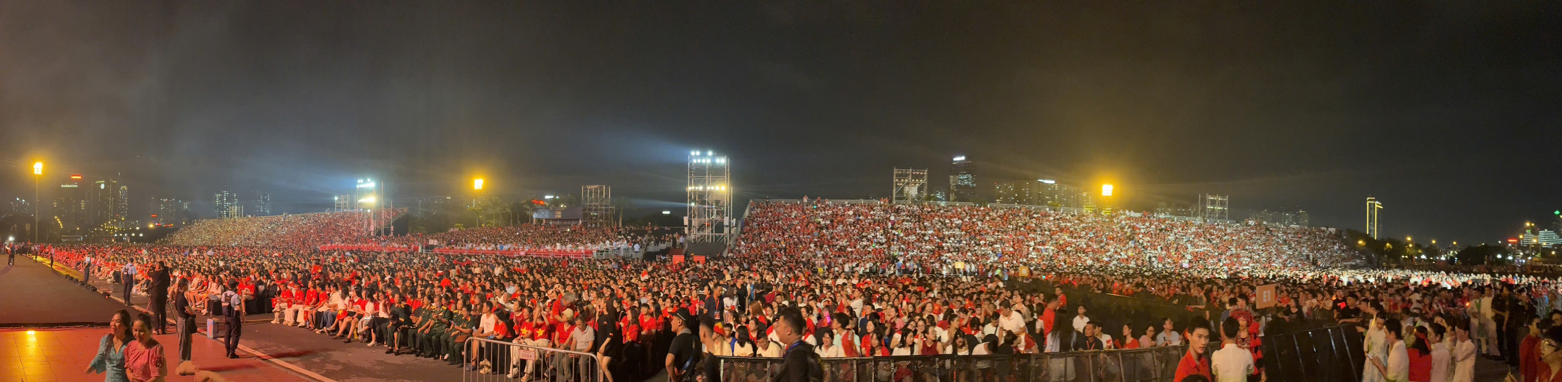 30.000 khán giả đổ về Quảng trường Mỹ Đình xem concert 30.000 khán giả đổ về Quảng trường Mỹ Đình xem concert