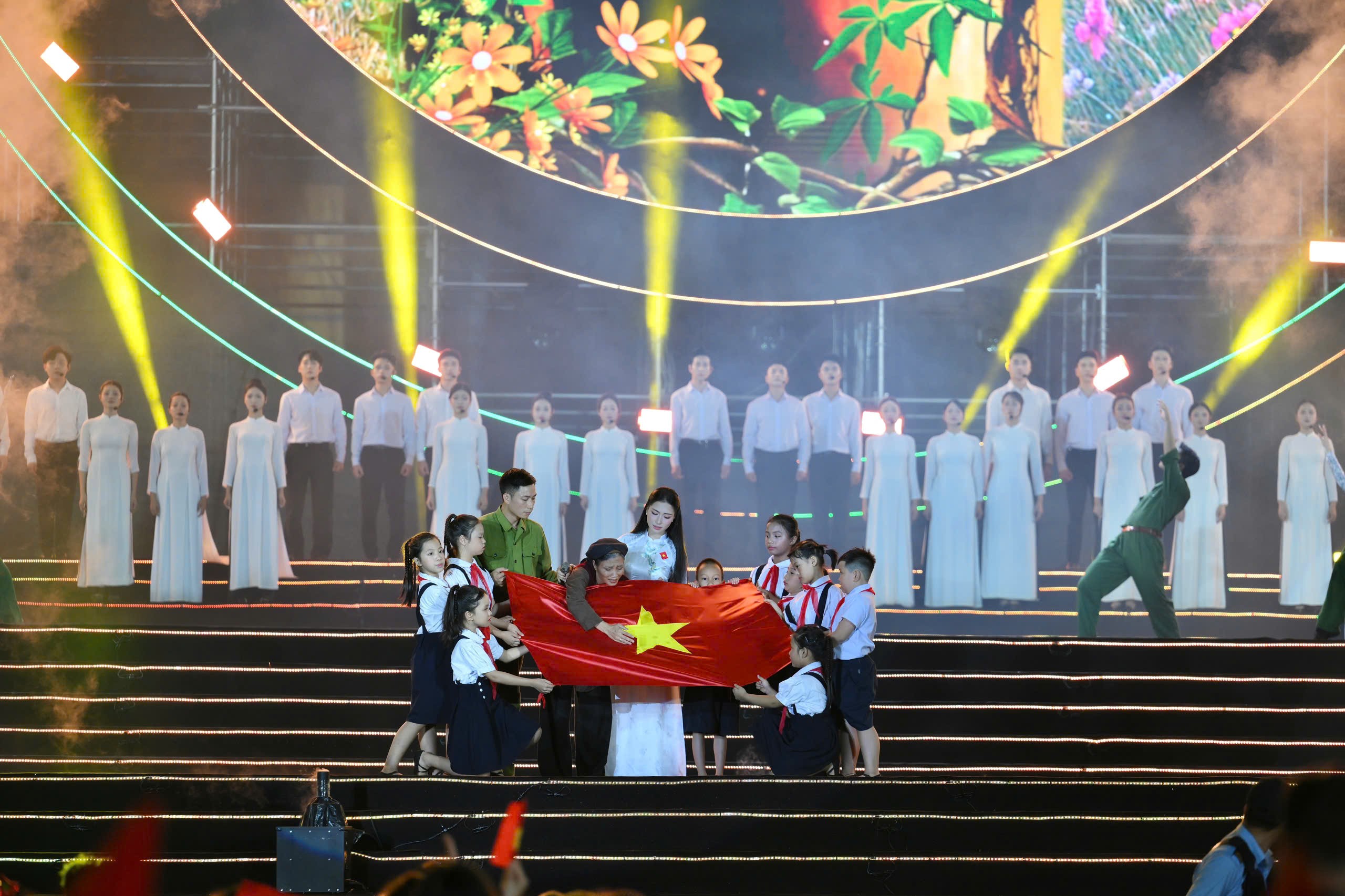 30.000 khán giả đổ về Quảng trường Mỹ Đình xem concert 30.000 khán giả đổ về Quảng trường Mỹ Đình xem concert