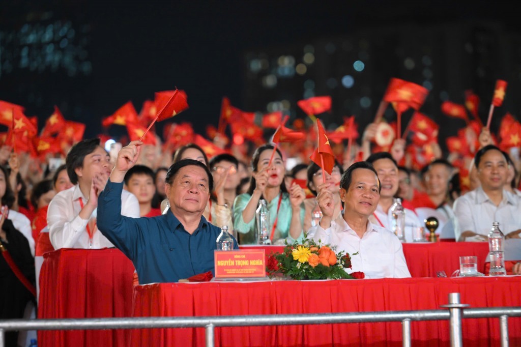 30.000 khán giả đổ về Quảng trường Mỹ Đình xem concert 30.000 khán giả đổ về Quảng trường Mỹ Đình xem concert