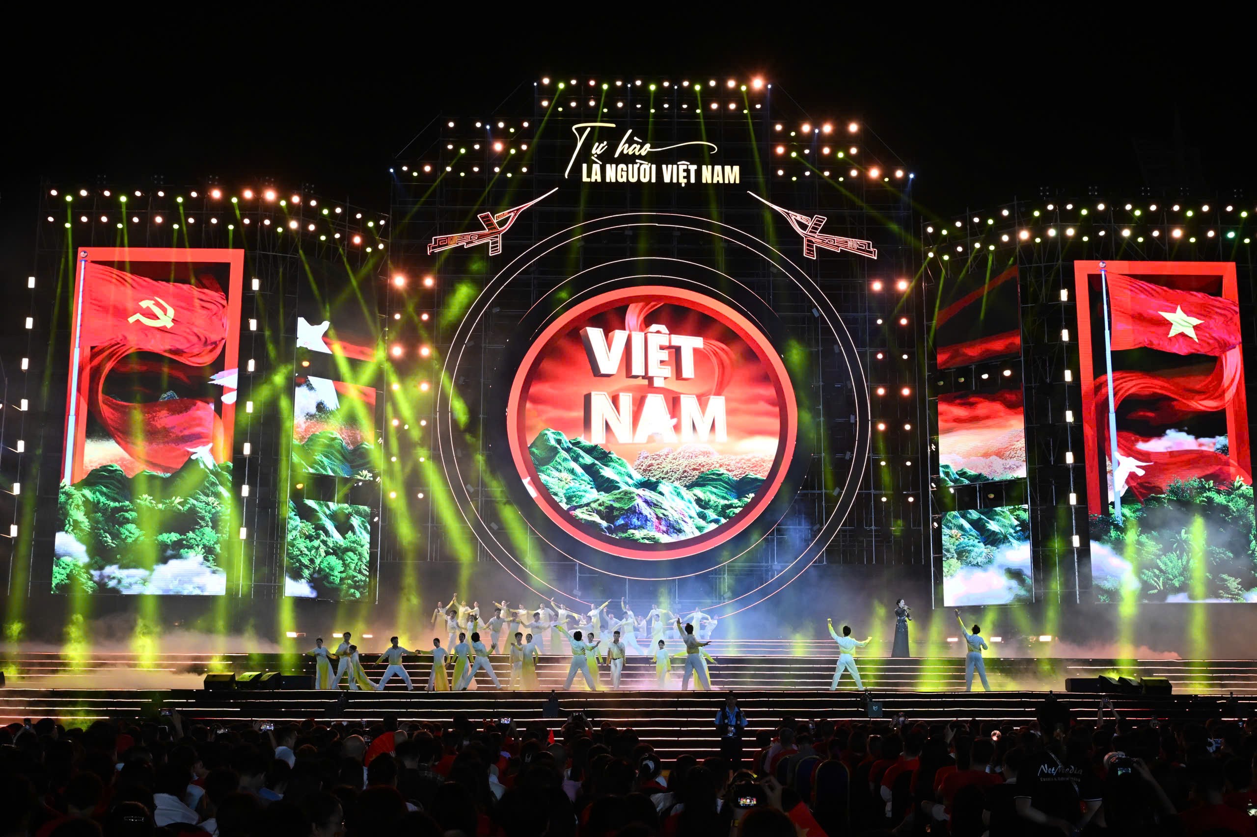 30.000 khán giả đổ về Quảng trường Mỹ Đình xem concert 30.000 khán giả đổ về Quảng trường Mỹ Đình xem concert