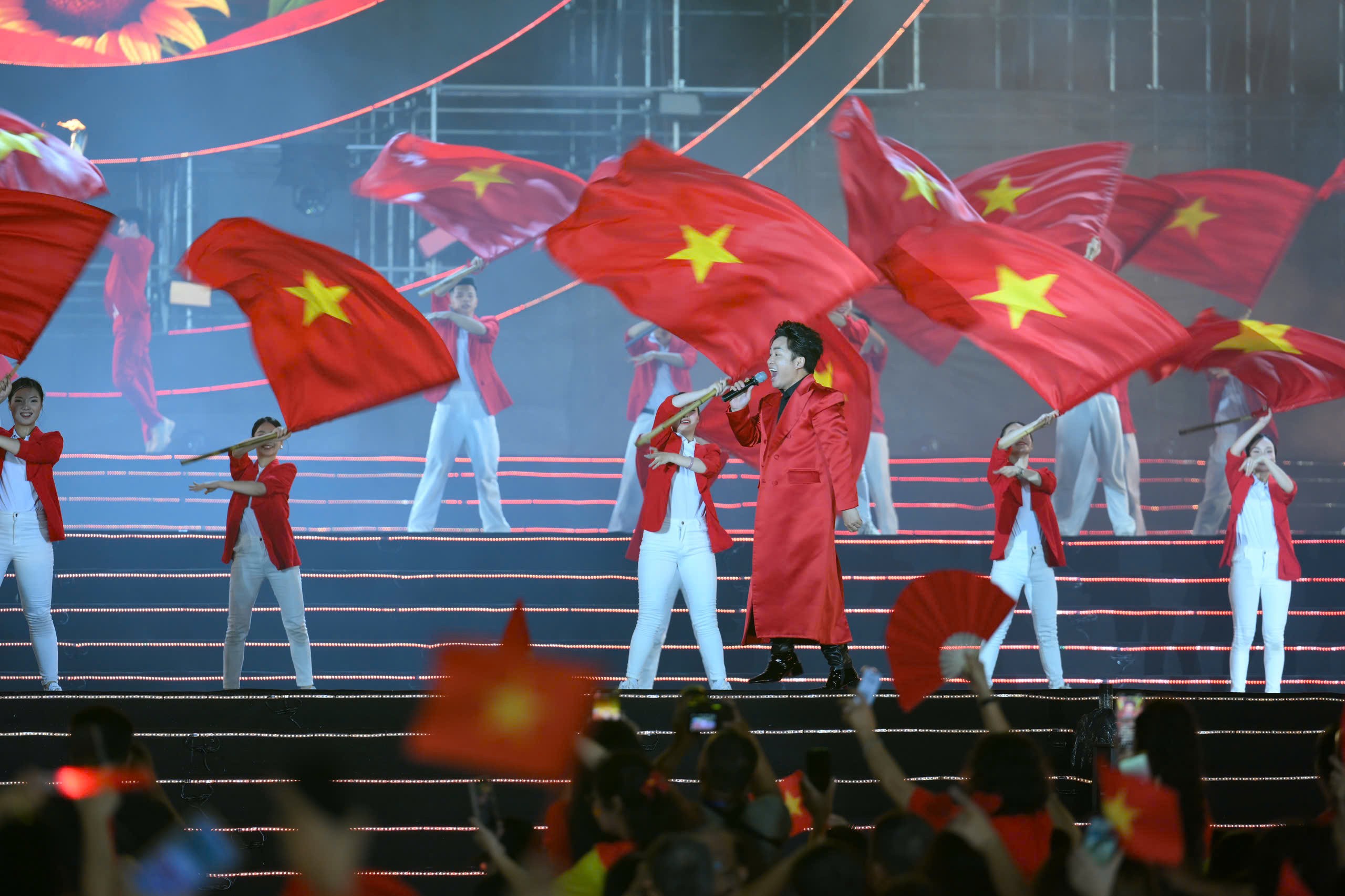 30.000 khán giả đổ về Quảng trường Mỹ Đình xem concert 30.000 khán giả đổ về Quảng trường Mỹ Đình xem concert