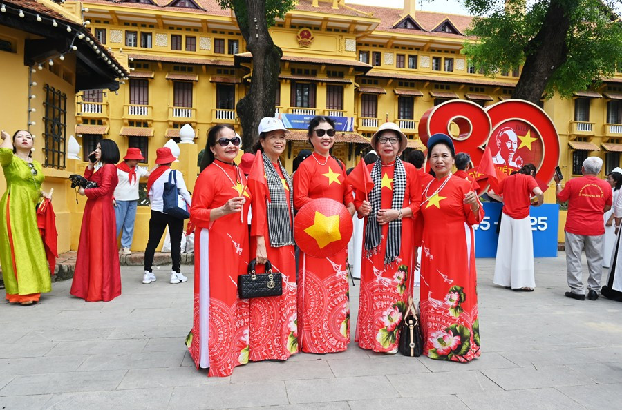 Hà Nội rộn ràng cờ hoa trước Đại lễ