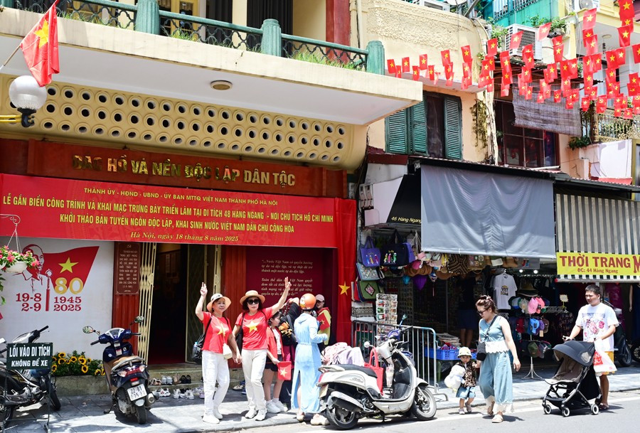 Hà Nội rộn ràng cờ hoa trước Đại lễ