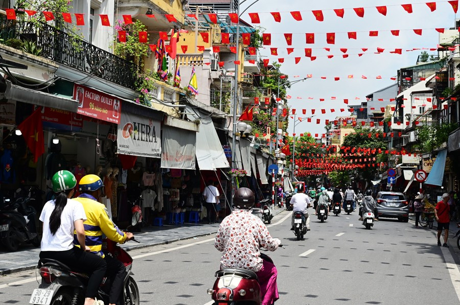 Hà Nội rộn ràng cờ hoa trước Đại lễ