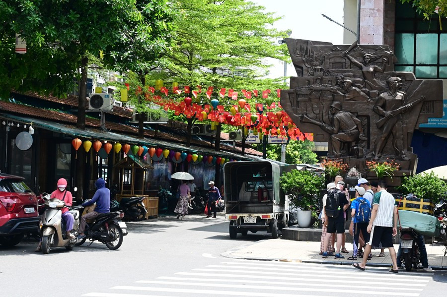 Hà Nội rộn ràng cờ hoa trước Đại lễ