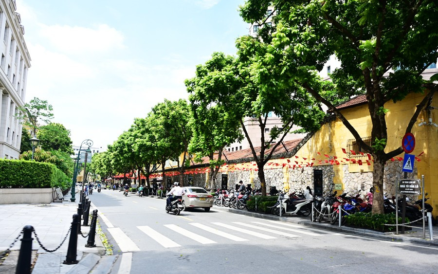 Hà Nội rộn ràng cờ hoa trước Đại lễ
