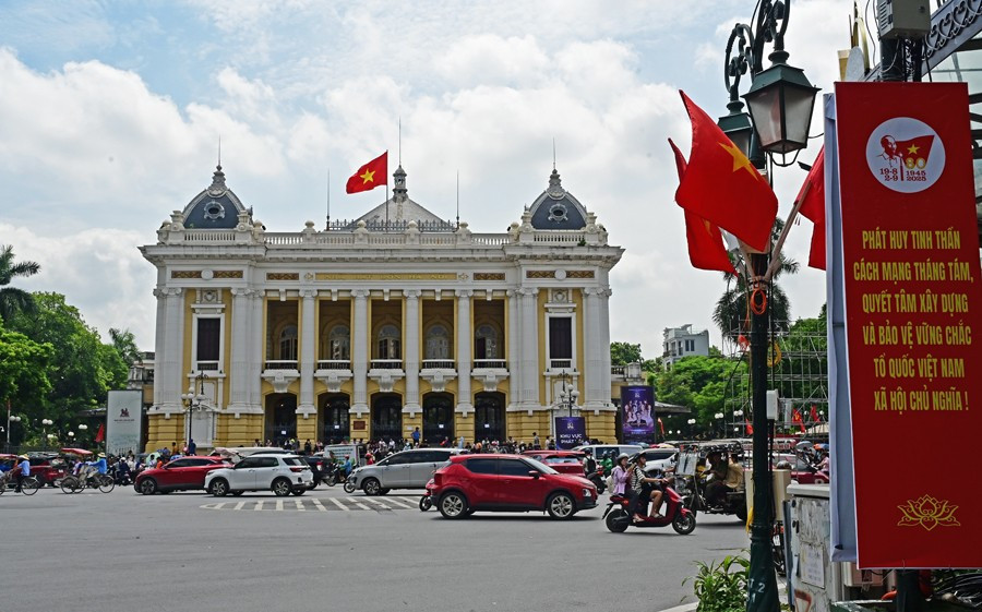 Hà Nội rộn ràng cờ hoa trước Đại lễ