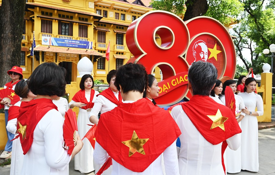 Hà Nội rộn ràng cờ hoa trước Đại lễ