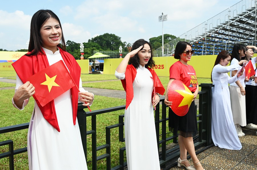 Hà Nội rộn ràng cờ hoa trước Đại lễ