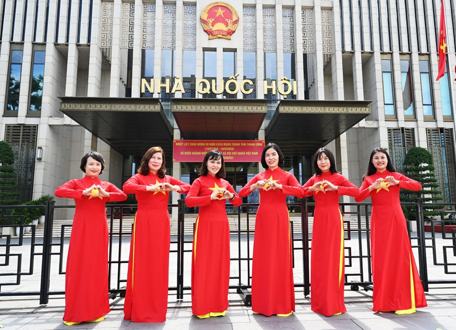 Hà Nội rộn ràng cờ hoa trước Đại lễ
