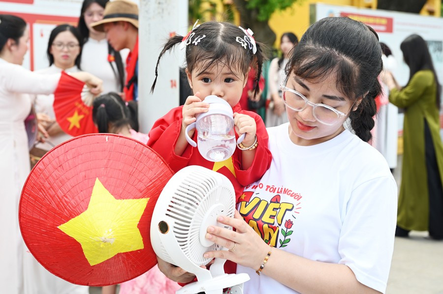 Hà Nội rộn ràng cờ hoa trước Đại lễ