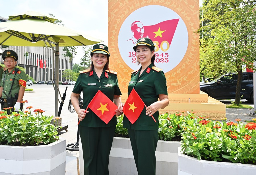 Hà Nội rộn ràng cờ hoa trước Đại lễ
