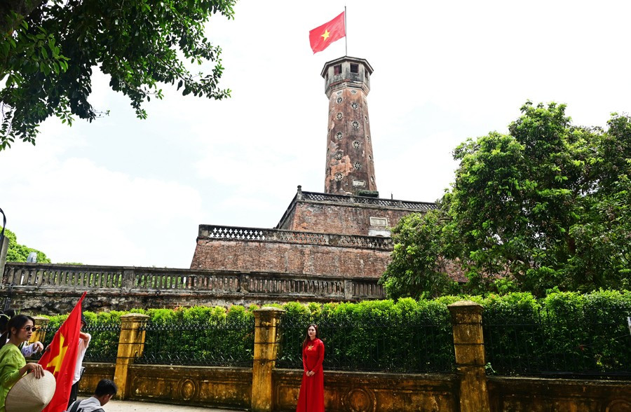 Hà Nội rộn ràng cờ hoa trước Đại lễ