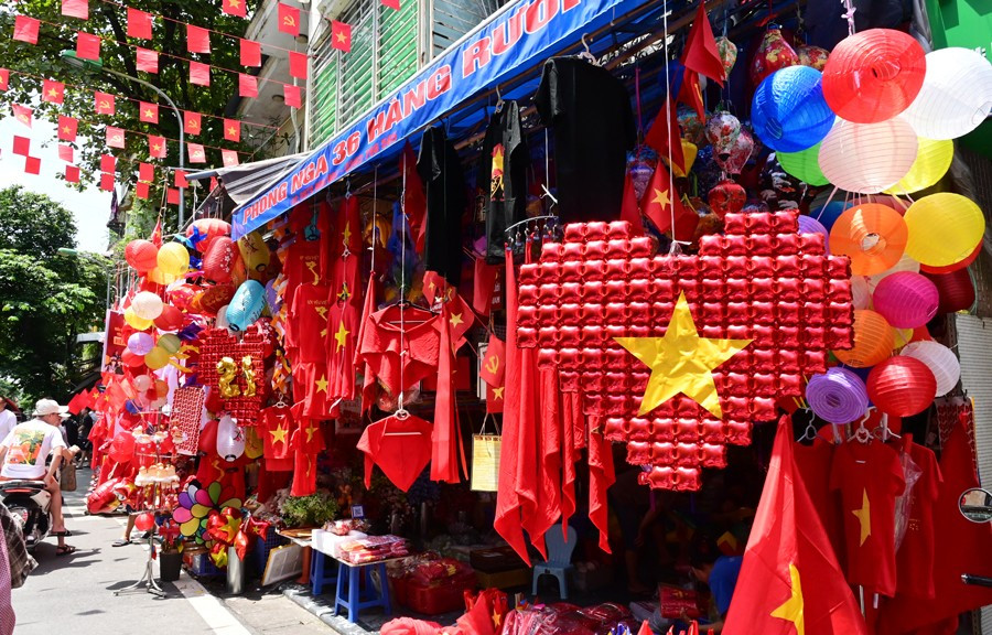 Hà Nội rộn ràng cờ hoa trước Đại lễ