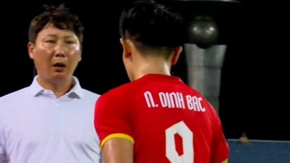 Đình Bắc bị rút ra ở phút 41: Bài học khắc nghiệt từ HLV Kim Sang-sik