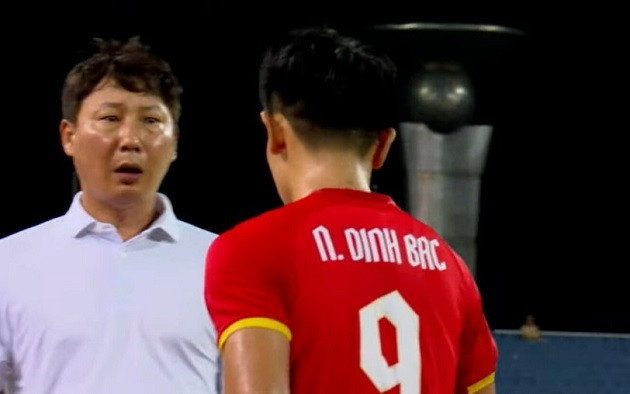 Đình Bắc bị rút ra ở phút 41: Bài học khắc nghiệt từ HLV Kim Sang-sik Đình Bắc bị rút ra ở phút 41: Bài học khắc nghiệt từ HLV Kim Sang-sik