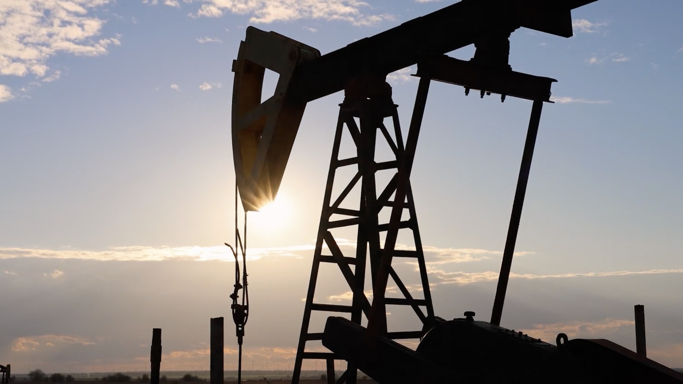 Giá xăng dầu hôm nay 17/8: Dầu Brent vượt 88 USD/thùng