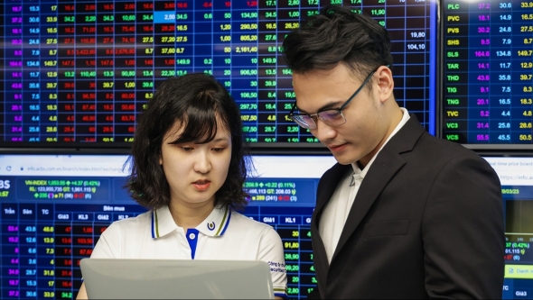 Nhận định thị trường chứng khoán ngày 26/8: Nắm giữ cổ phiếu đang hút dòng tiền