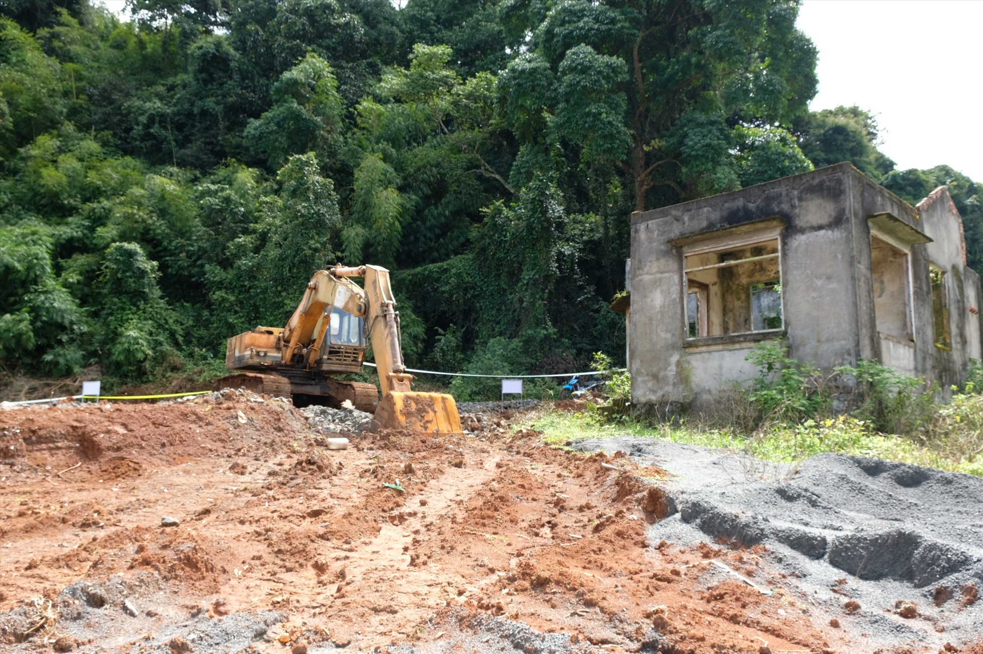 Phát hiện xe container đổ hàng chục tấn rác thải y tế ra môi trường