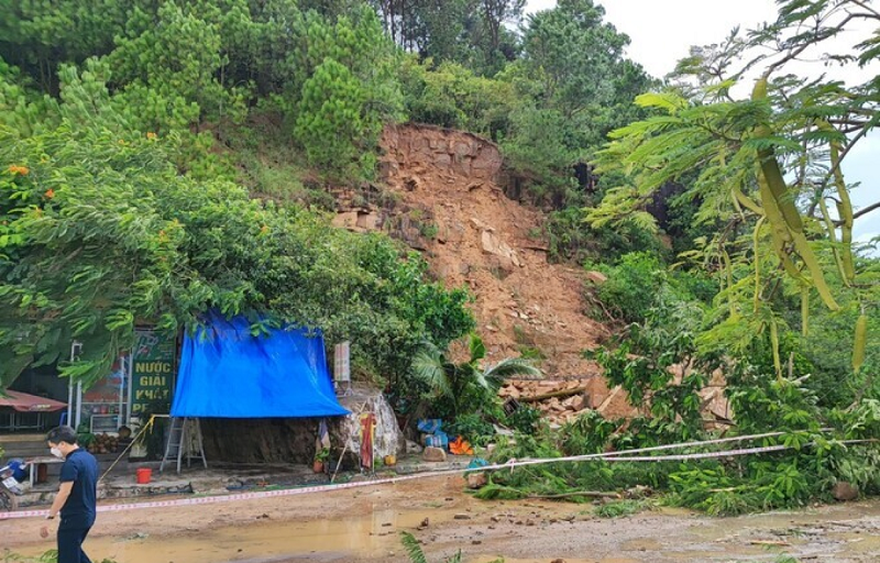 Công bố tình huống khẩn cấp về sạt lở đất núi tại Đồ Sơn Công bố tình huống khẩn cấp về sạt lở đất núi tại Đồ Sơn