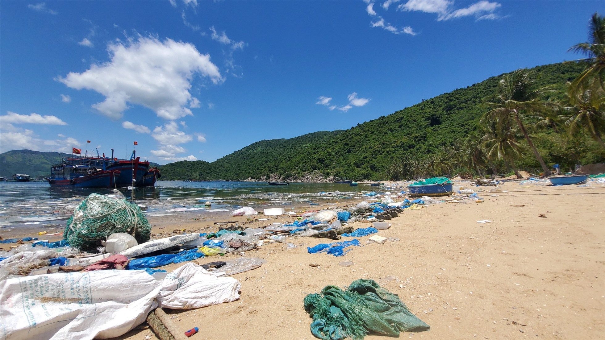 Phú Yên: Rác thải "ngập tràn" tại vịnh Vũng Rô Phú Yên: Rác thải "ngập tràn" tại vịnh Vũng Rô