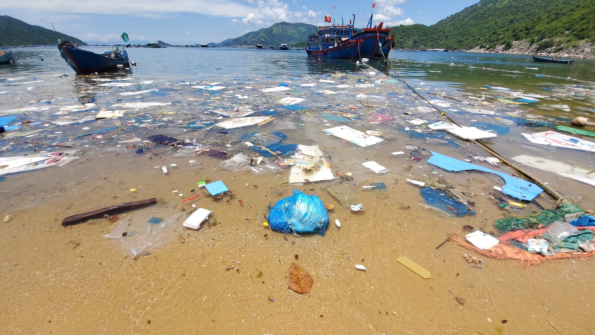 Phú Yên: Rác thải "ngập tràn" tại vịnh Vũng Rô Phú Yên: Rác thải "ngập tràn" tại vịnh Vũng Rô