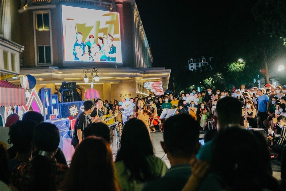 Không gian âm nhạc phố cổ Hà Nội nhìn từ sự việc Tuấn Hưng "hát ở ban công"