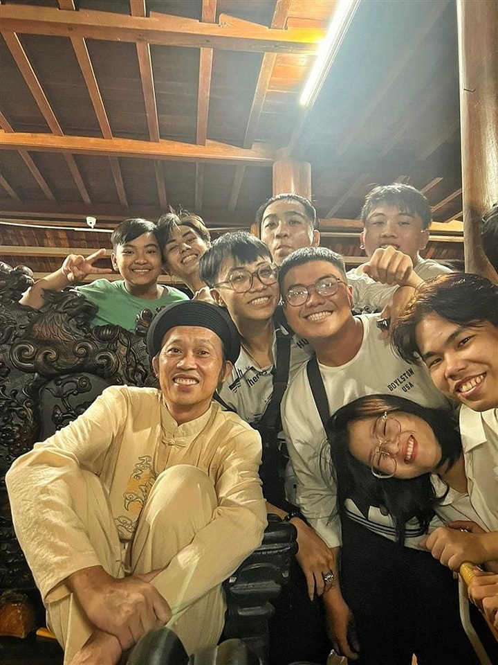 Hoài Linh xuất hiện rạng rỡ trong ngày giỗ Tổ nghề sân khấu Hoài Linh xuất hiện rạng rỡ trong ngày giỗ Tổ nghề sân khấu