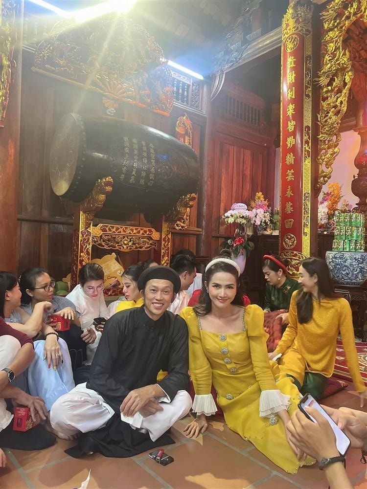 Hoài Linh xuất hiện rạng rỡ trong ngày giỗ Tổ nghề sân khấu Hoài Linh xuất hiện rạng rỡ trong ngày giỗ Tổ nghề sân khấu