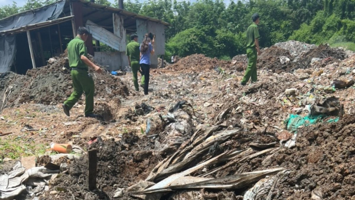 Bình Dương: Phát hiện vụ chôn lấp hơn 2.100 tấn rác thải trái phép tại cơ sở sản xuất muối Bình Dương: Phát hiện vụ chôn lấp hơn 2.100 tấn rác thải trái phép tại cơ sở sản xuất muối