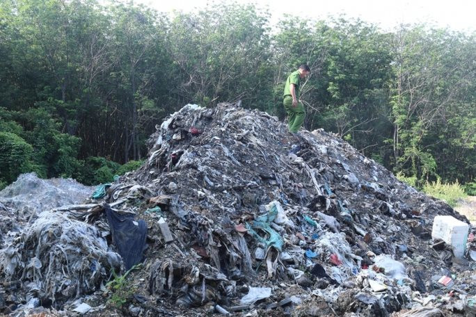 Bình Dương: Phát hiện vụ chôn lấp hơn 2.100 tấn rác thải trái phép tại cơ sở sản xuất muối Bình Dương: Phát hiện vụ chôn lấp hơn 2.100 tấn rác thải trái phép tại cơ sở sản xuất muối