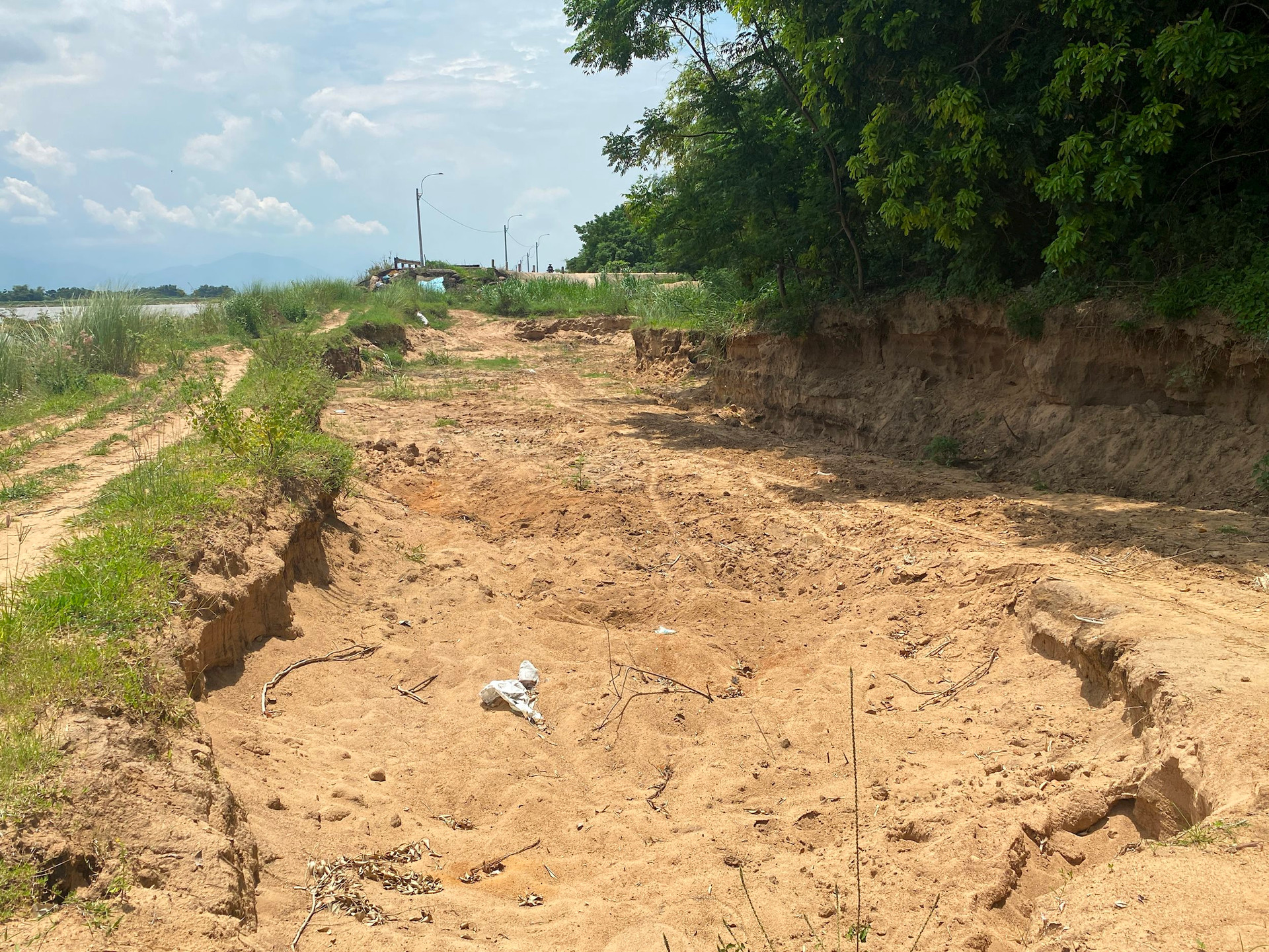 Phú Yên: Sông Ba sạt lở làm mất đất sản xuất của người dân Phú Yên: Sông Ba sạt lở làm mất đất sản xuất của người dân