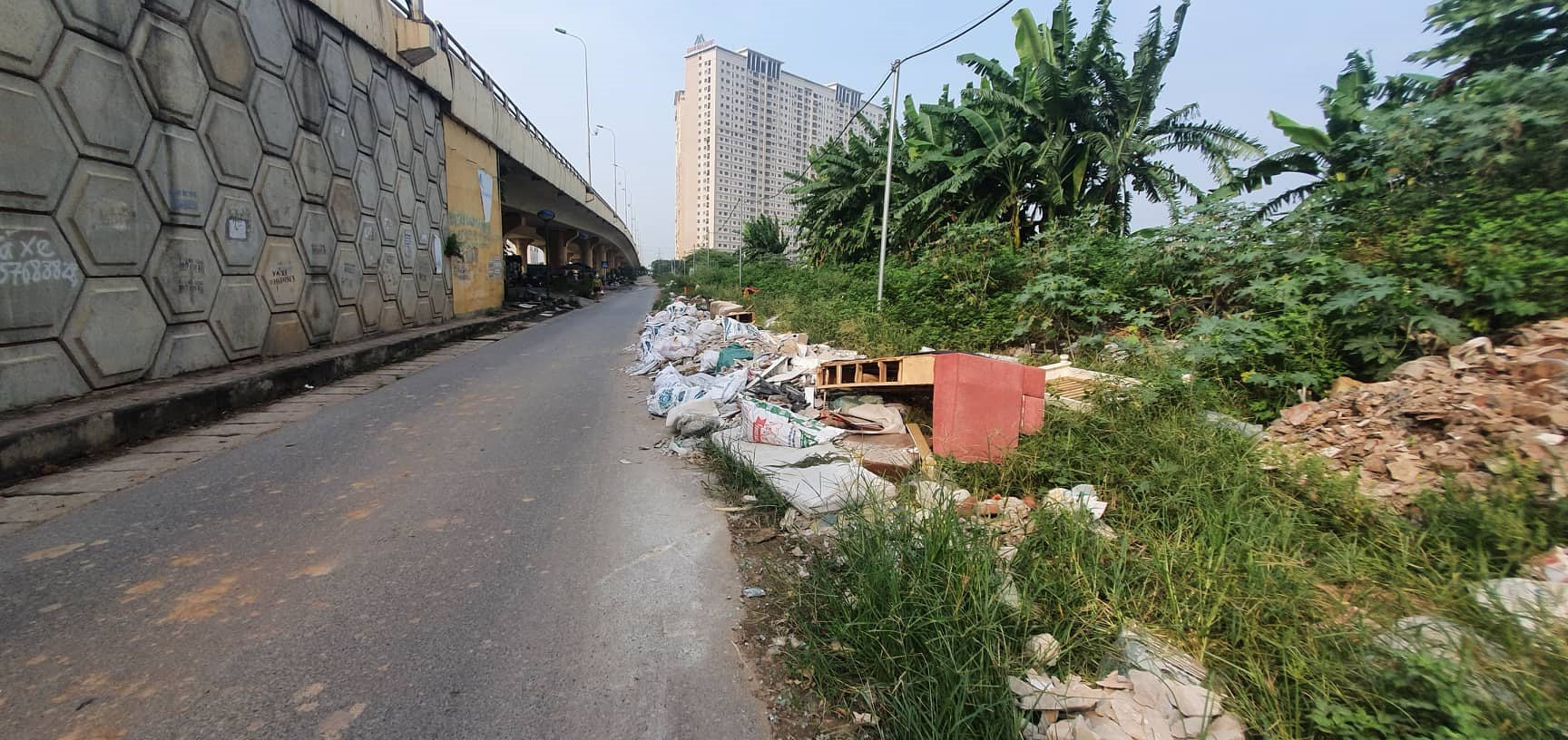 Hà Đông - Hà Nội: Rác, phế thải xây dựng bùa vây phố Nguyễn Trác