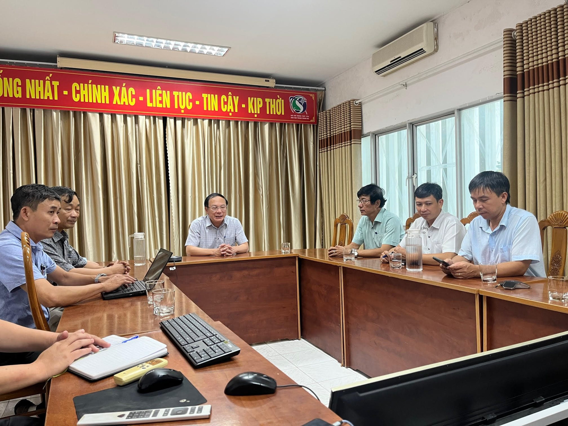 Thứ trưởng Lê Công Thành kiểm tra công tác ứng trực, dự báo bão số 4 (Noru) tại Đài KTTV khu vực Trung Trung bộ Thứ trưởng Lê Công Thành kiểm tra công tác ứng trực, dự báo bão số 4 (Noru) tại Đài KTTV khu vực Trung Trung bộ