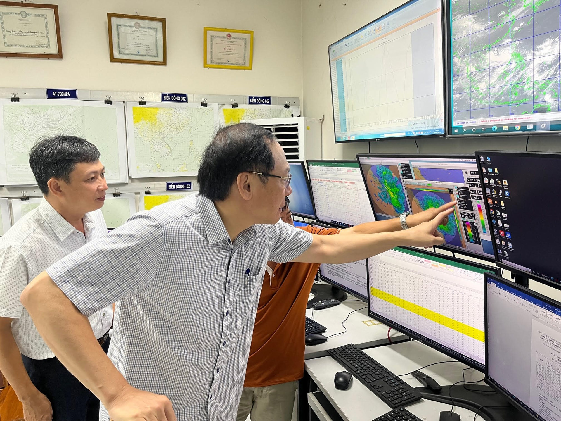 Thứ trưởng Lê Công Thành kiểm tra công tác ứng trực, dự báo bão số 4 (Noru) tại Đài KTTV khu vực Trung Trung bộ Thứ trưởng Lê Công Thành kiểm tra công tác ứng trực, dự báo bão số 4 (Noru) tại Đài KTTV khu vực Trung Trung bộ
