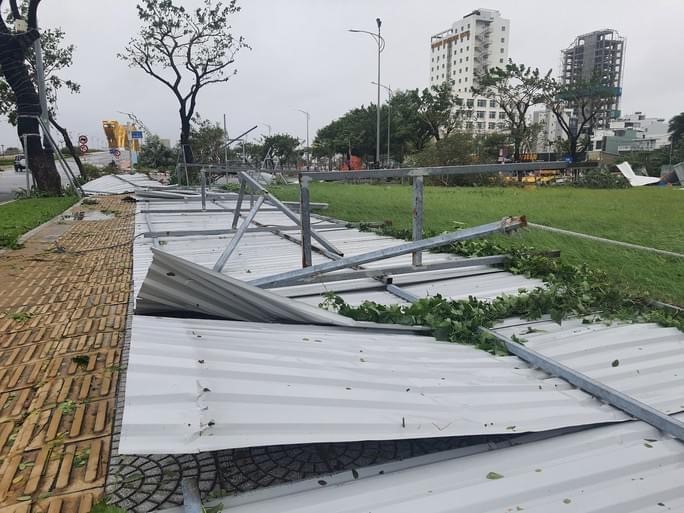 Đà Nẵng: Đường phố ngổn ngang sau khi bão số 4 đổ bộ