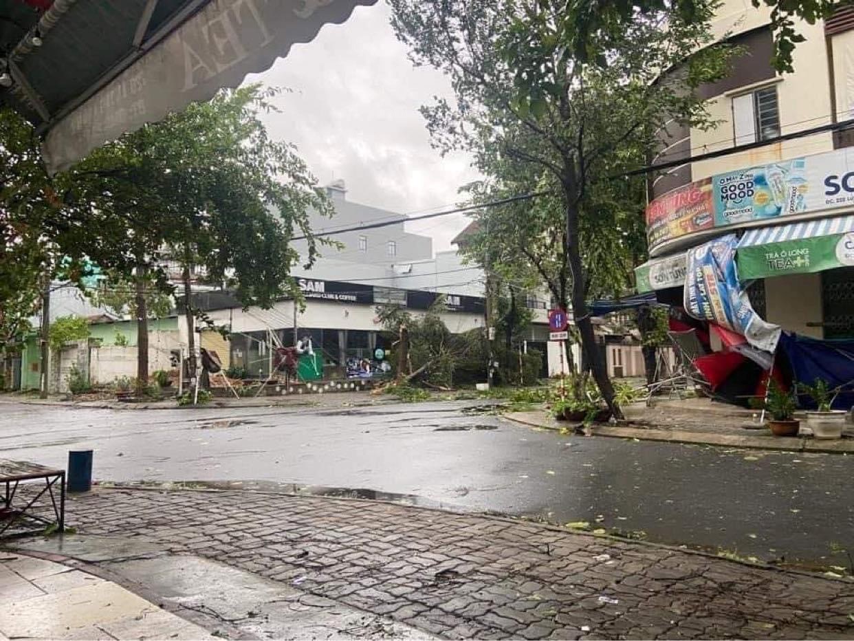 Đà Nẵng: Đường phố ngổn ngang sau khi bão số 4 đổ bộ