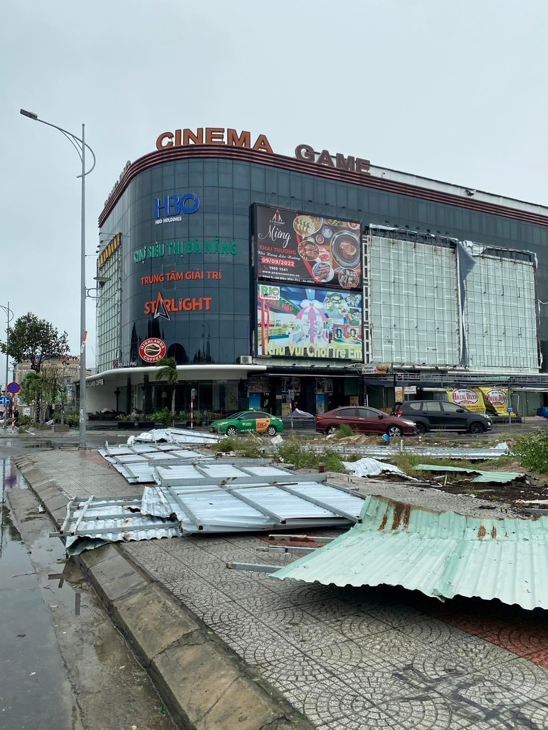 Đà Nẵng: Đường phố ngổn ngang sau khi bão số 4 đổ bộ