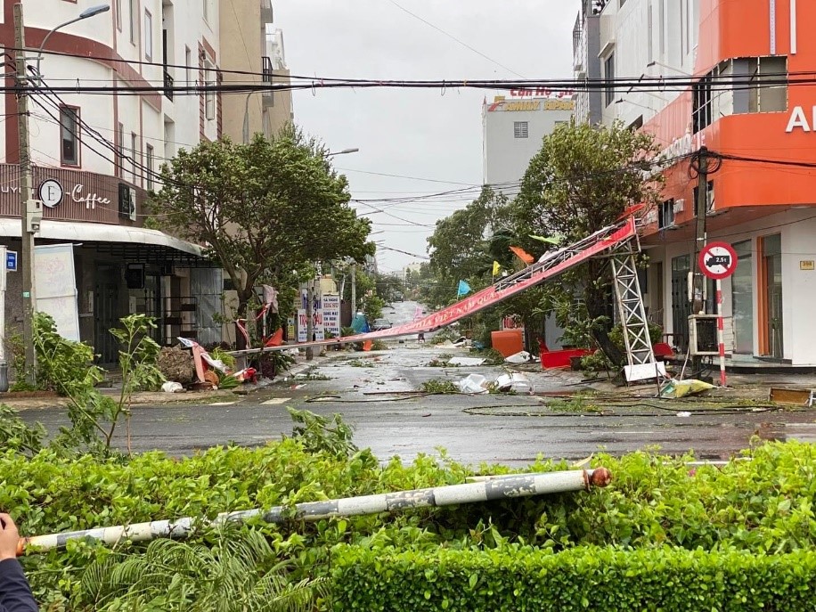 Đà Nẵng: Đường phố ngổn ngang sau khi bão số 4 đổ bộ
