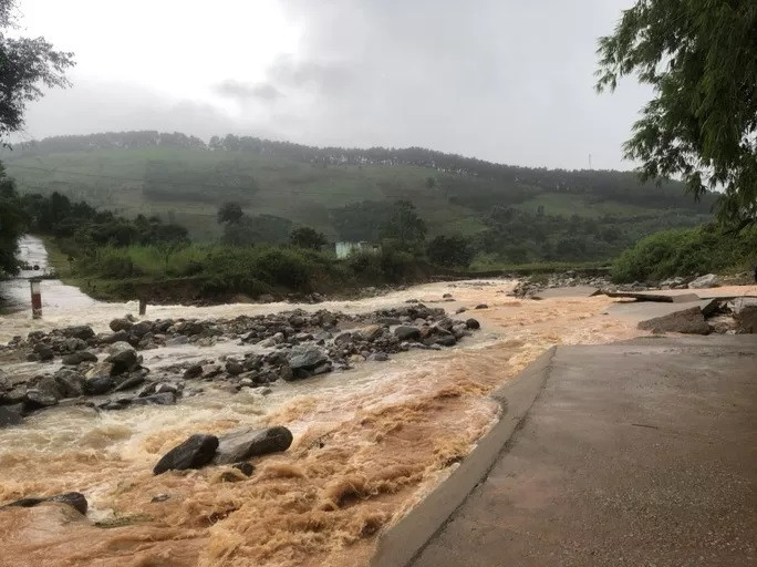 Kon Tum: Hàng ngàn người dân vẫn đang bị cô lập do sạt lở