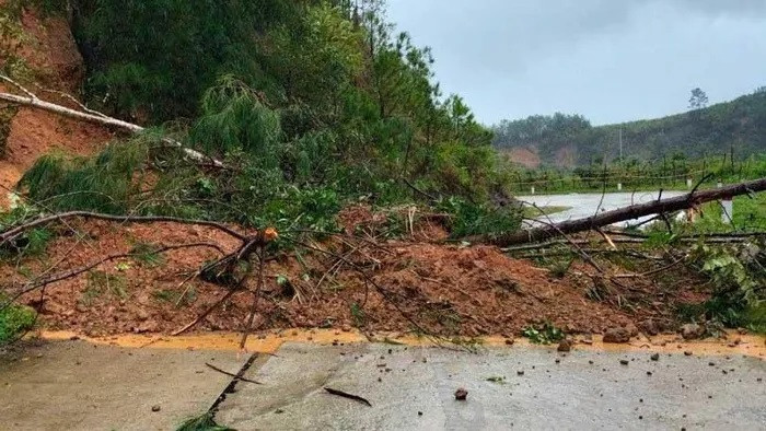 Kon Tum: Hàng ngàn người dân vẫn đang bị cô lập do sạt lở