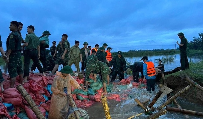 Vỡ đê Hội Tĩnh - Nghệ An, hàng nghìn người xuyên đêm cứu hộ Vỡ đê Hội Tĩnh - Nghệ An, hàng nghìn người xuyên đêm cứu hộ