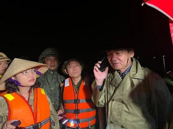 Vỡ đê Hội Tĩnh - Nghệ An, hàng nghìn người xuyên đêm cứu hộ Vỡ đê Hội Tĩnh - Nghệ An, hàng nghìn người xuyên đêm cứu hộ