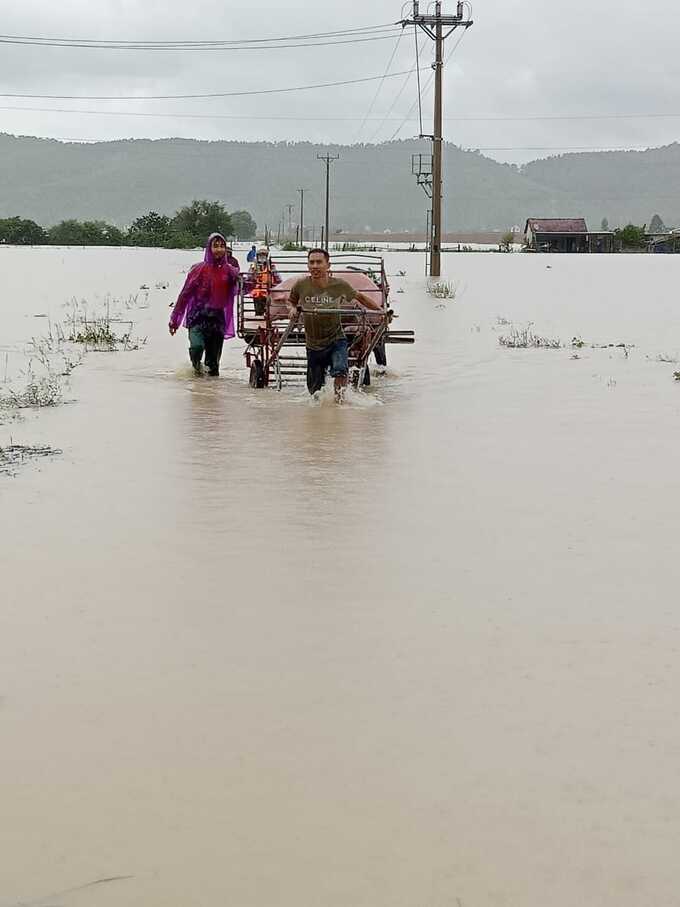 Vỡ đê Hội Tĩnh - Nghệ An, hàng nghìn người xuyên đêm cứu hộ Vỡ đê Hội Tĩnh - Nghệ An, hàng nghìn người xuyên đêm cứu hộ