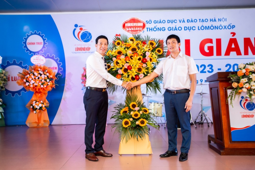 "Các em hãy rèn luyện bản lĩnh, kĩ năng thật tốt để đón nhận những tri thức hay, những bài học làm người nhân ái" "Các em hãy rèn luyện bản lĩnh, kĩ năng thật tốt để đón nhận những tri thức hay, những bài học làm người nhân ái"