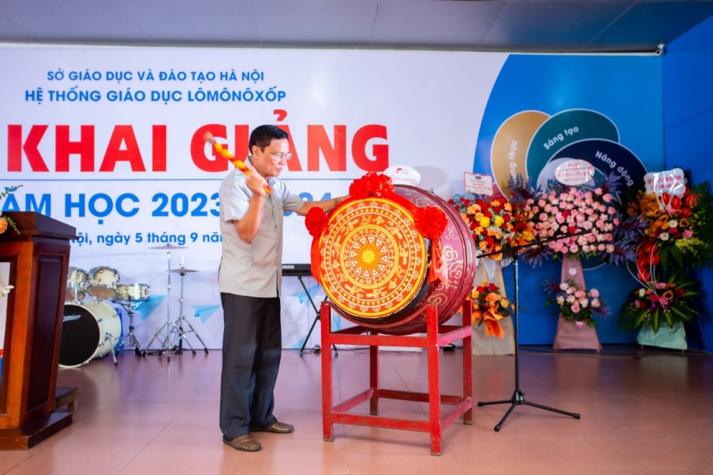 "Các em hãy rèn luyện bản lĩnh, kĩ năng thật tốt để đón nhận những tri thức hay, những bài học làm người nhân ái" "Các em hãy rèn luyện bản lĩnh, kĩ năng thật tốt để đón nhận những tri thức hay, những bài học làm người nhân ái"