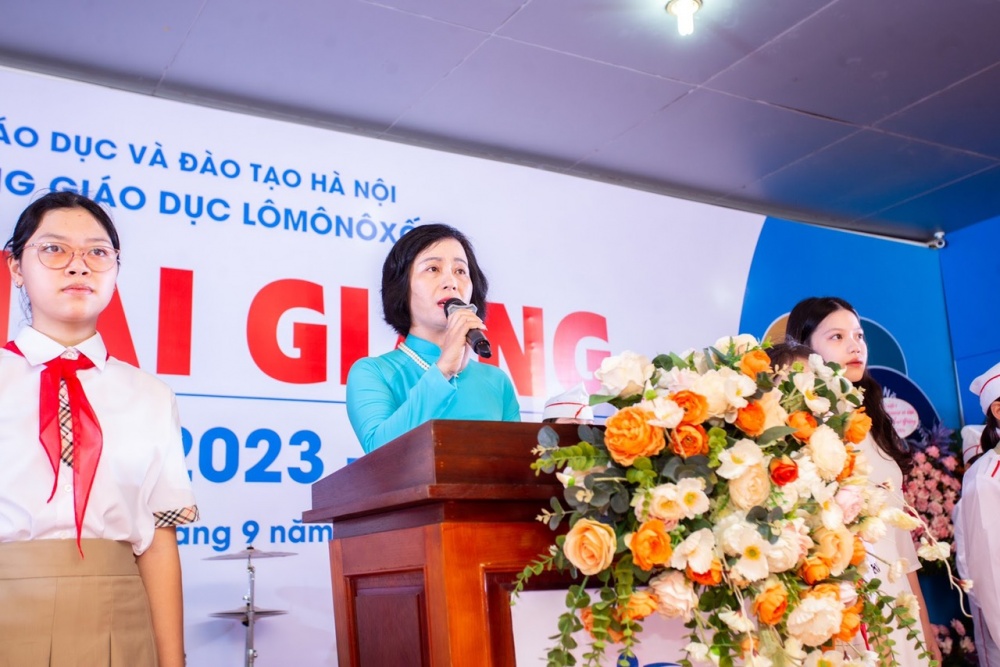 "Các em hãy rèn luyện bản lĩnh, kĩ năng thật tốt để đón nhận những tri thức hay, những bài học làm người nhân ái" "Các em hãy rèn luyện bản lĩnh, kĩ năng thật tốt để đón nhận những tri thức hay, những bài học làm người nhân ái"