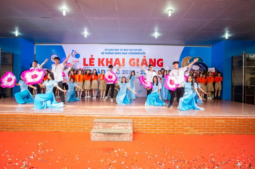 "Các em hãy rèn luyện bản lĩnh, kĩ năng thật tốt để đón nhận những tri thức hay, những bài học làm người nhân ái" "Các em hãy rèn luyện bản lĩnh, kĩ năng thật tốt để đón nhận những tri thức hay, những bài học làm người nhân ái"