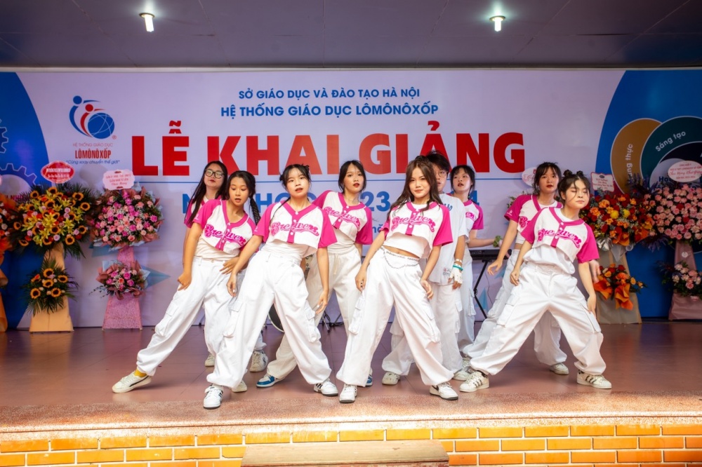 "Các em hãy rèn luyện bản lĩnh, kĩ năng thật tốt để đón nhận những tri thức hay, những bài học làm người nhân ái" "Các em hãy rèn luyện bản lĩnh, kĩ năng thật tốt để đón nhận những tri thức hay, những bài học làm người nhân ái"