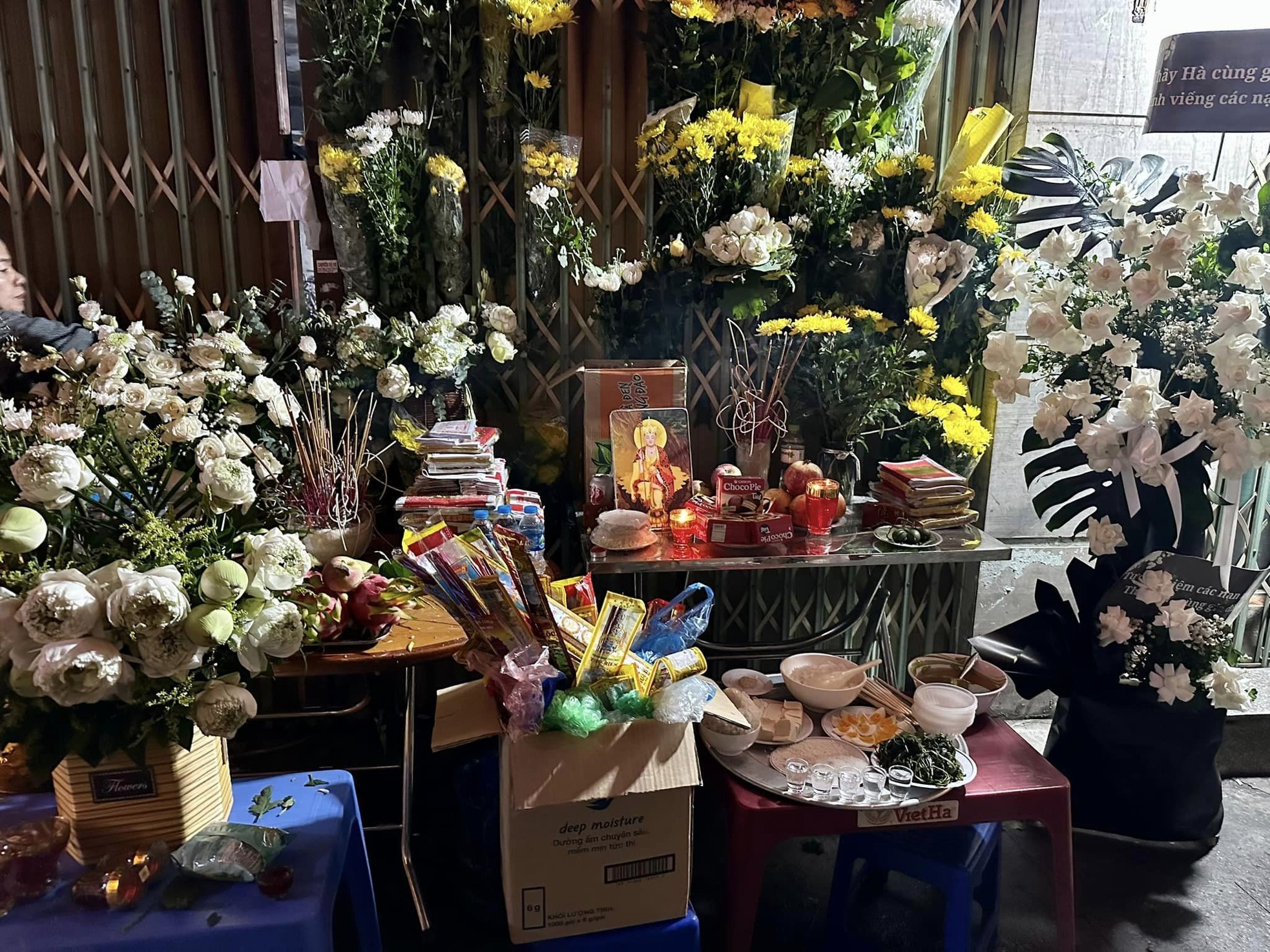 Nhiều nghệ sĩ Việt hủy lịch diễn, góp tiền sau vụ cháy chung cư mini ở Hà Nội Nhiều nghệ sĩ Việt hủy lịch diễn, góp tiền sau vụ cháy chung cư mini ở Hà Nội